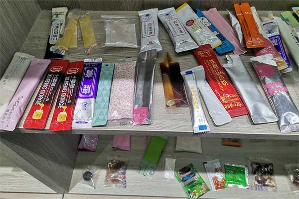 全自動小型包裝機(jī)能夠滿足顆粒、條塊、片狀、球狀、粉料、液體、膏體產(chǎn)品的自動定量包裝