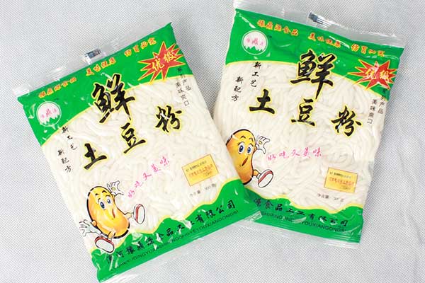 土豆粉真空機可以采用塑料復合膜、塑料鋁箔復合膜等材質(zhì)為包裝材料